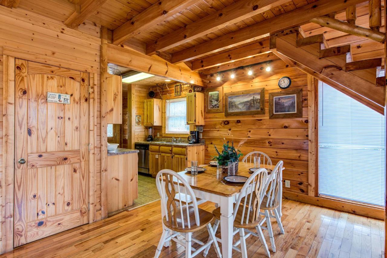 Secret Romance, 2 Bedrooms, Sleeps 8, Pool Table, Hot Tub, Arcade Gatlinburg Exterior foto