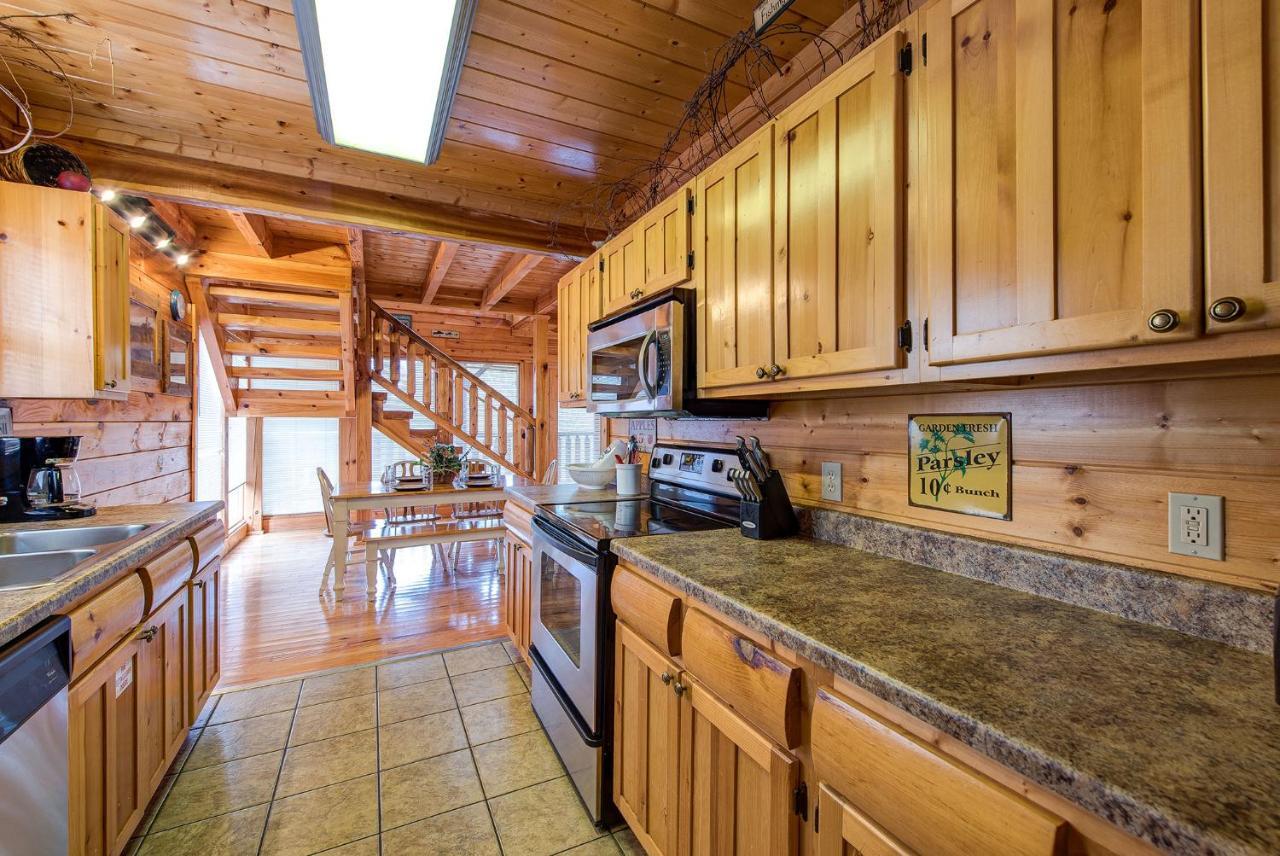 Secret Romance, 2 Bedrooms, Sleeps 8, Pool Table, Hot Tub, Arcade Gatlinburg Exterior foto