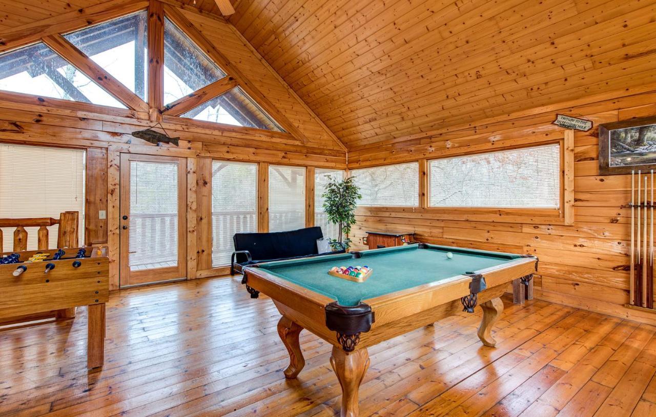 Secret Romance, 2 Bedrooms, Sleeps 8, Pool Table, Hot Tub, Arcade Gatlinburg Exterior foto