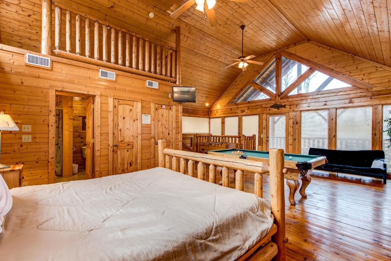 Secret Romance, 2 Bedrooms, Sleeps 8, Pool Table, Hot Tub, Arcade Gatlinburg Exterior foto